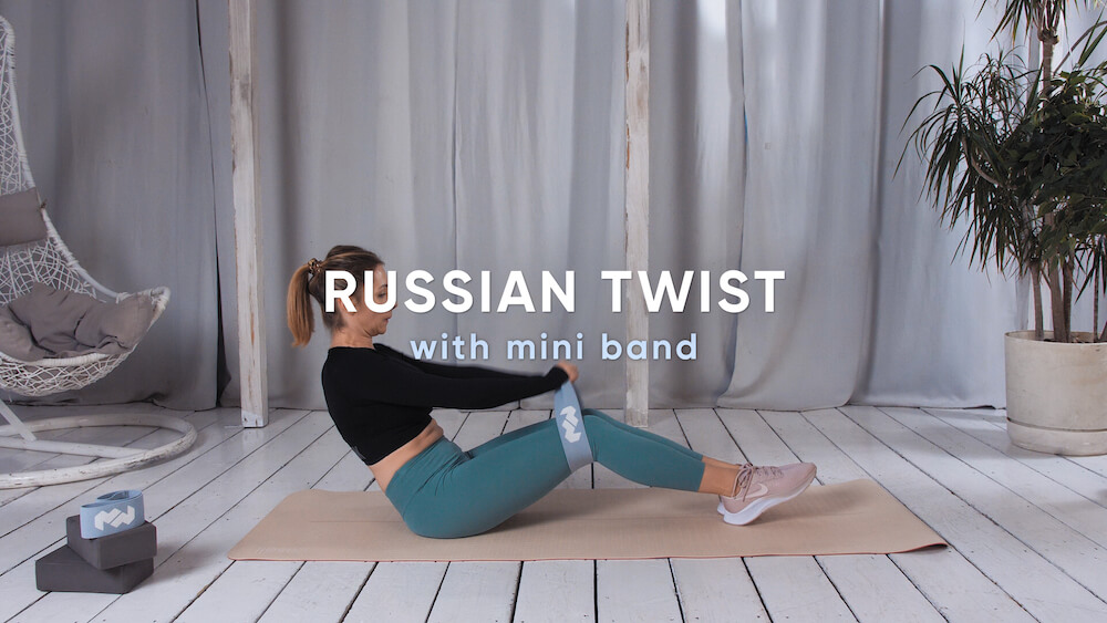 Russian twist with mini band | Atlas ćwiczeń | Centrum Respo