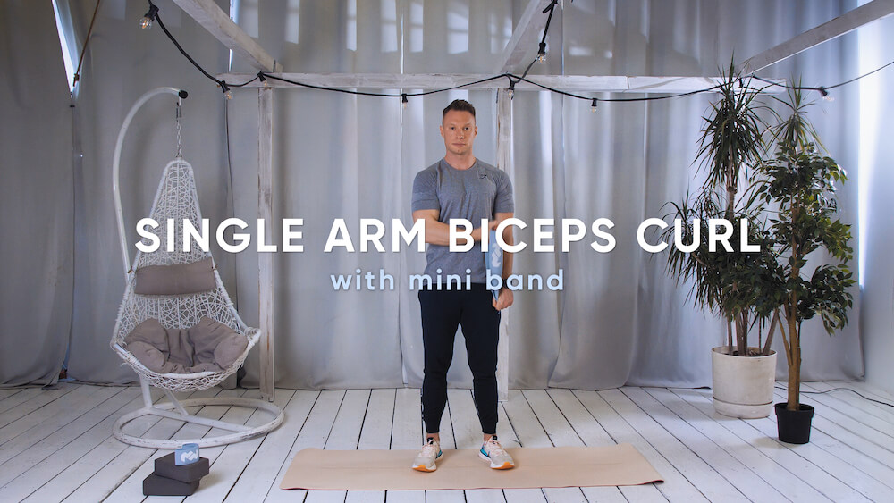 Zdjęcie ćwiczenia Single arm biceps curl with mini band