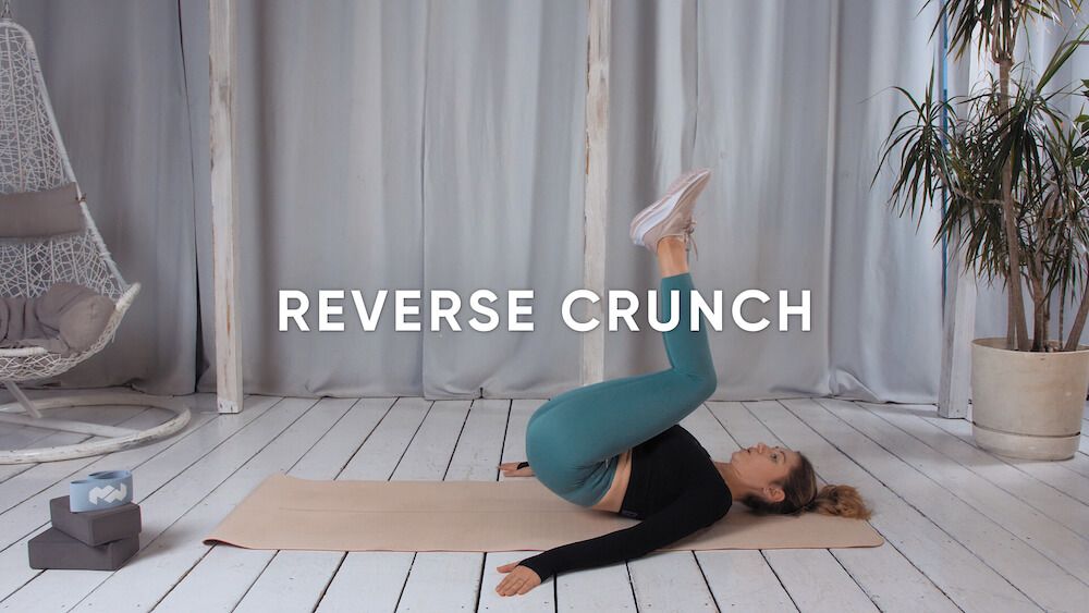Zdjęcie ćwiczenia Reverse crunch (Odwrócone brzuszki)