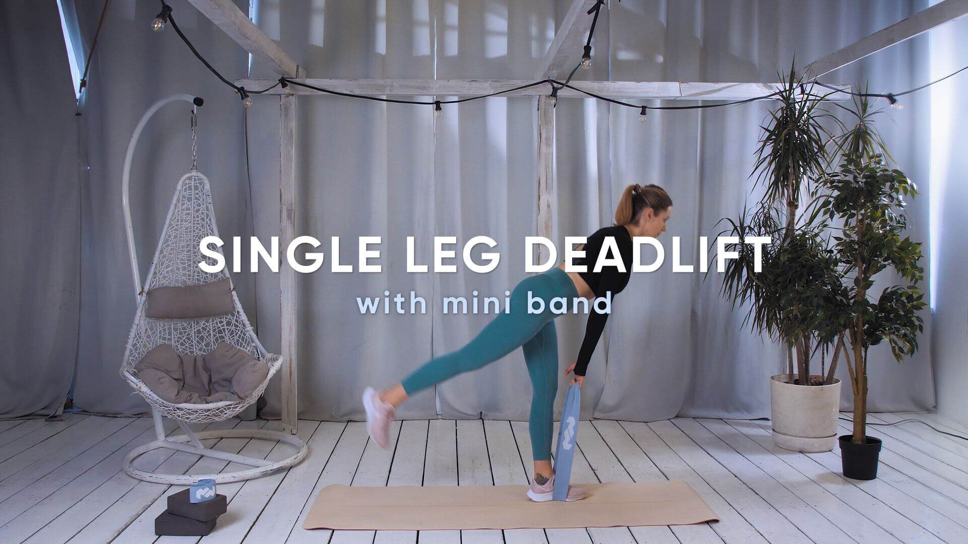 Zdjęcie ćwiczenia Single leg deadlift with mini band