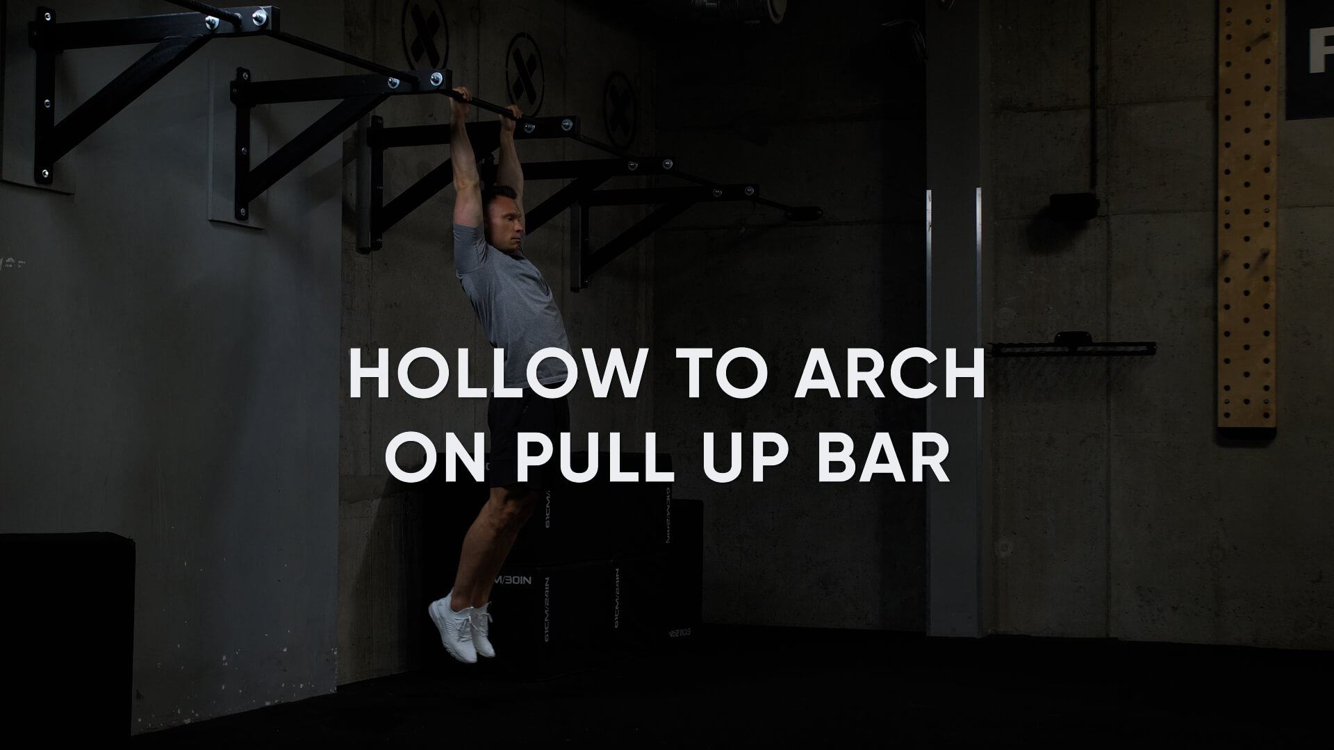 Hollow to Arch on Pull Up Bar Atlas ćwiczeń Centrum Respo