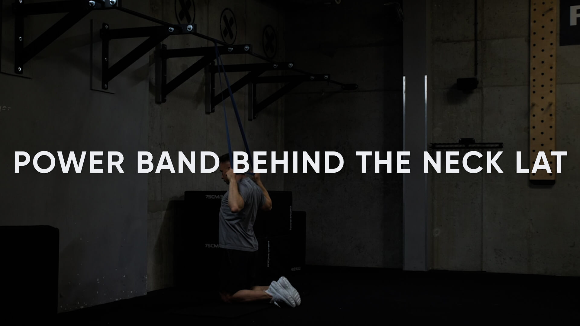 Zdjęcie ćwiczenia Power Band Behind the Neck Lat Pulldown
