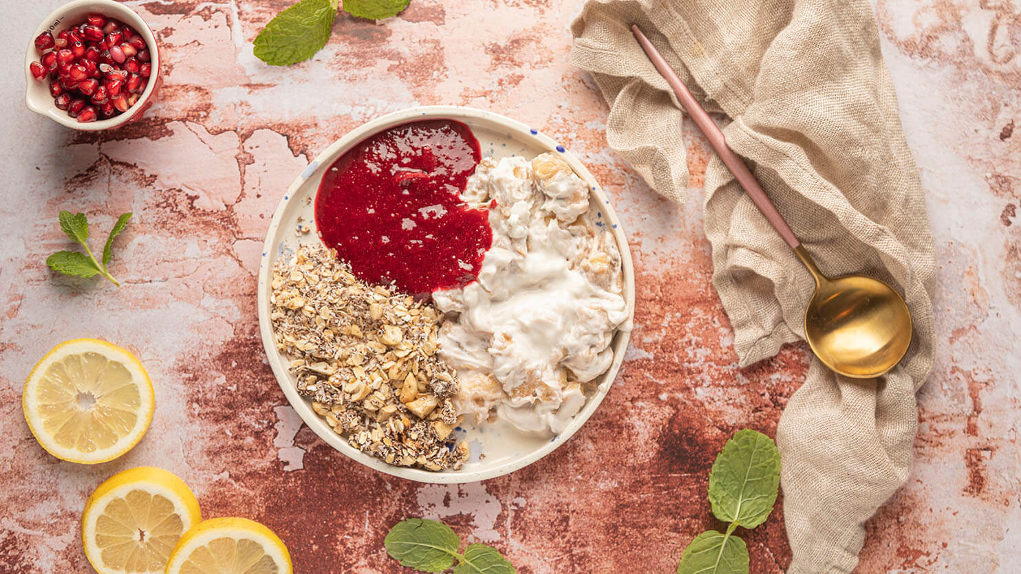 Jogurt naturalny z domową granolą, z czekoladą, bananem i wiśniami