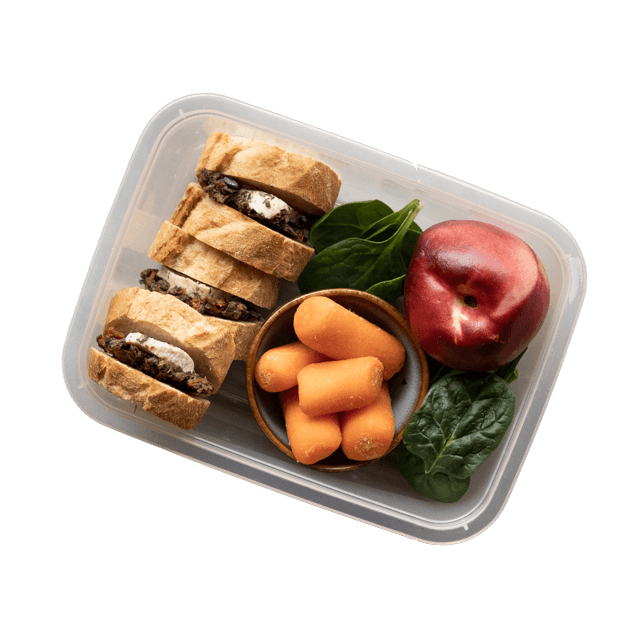 Lunchbox Kanapka z pastą z suszonych pomidorów i oliwek z gotowanym na parze kurczakiem