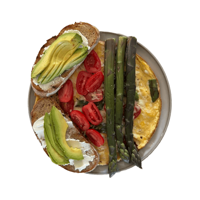 Omlet ze szparagami i pomidorkami koktajlowymi