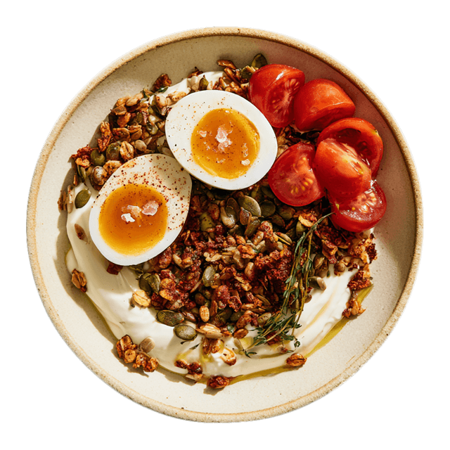Granola na słono z patelni z jajkiem i pomidorkami